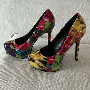 NWOT Steve Madden faux Patent floral platform heel Multi Color Size 7.5